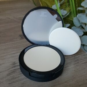 🆕️ IT COSMETICS Bye Bye Pores Airbrush Finish Pressed Powder (TRANSLUCENT)